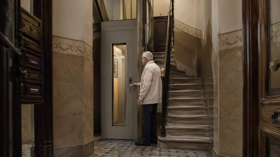 Tres comunidades de Barcelona que dijeron si al ascensor – 1